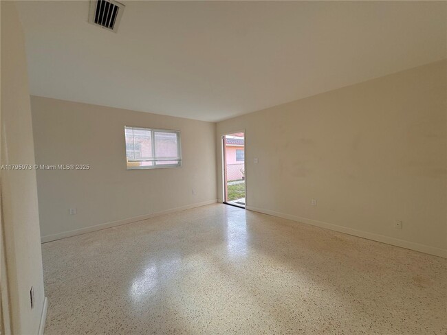 Foto del edificio - 628 W 17th St