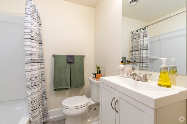 2BR, 1BA - 692SF - Bathroom - Cherry Hill