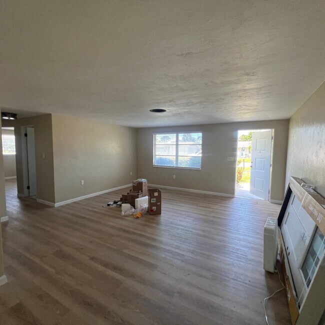 Building Photo - 7456 Cass Cir