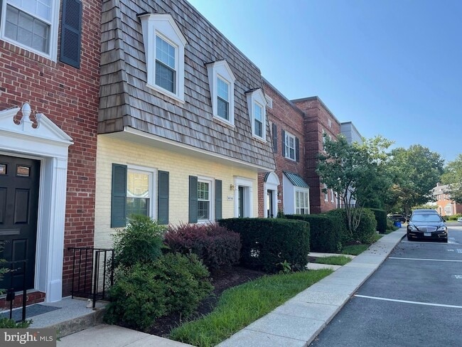 Building Photo - 6747 Kenwood Forest Ln