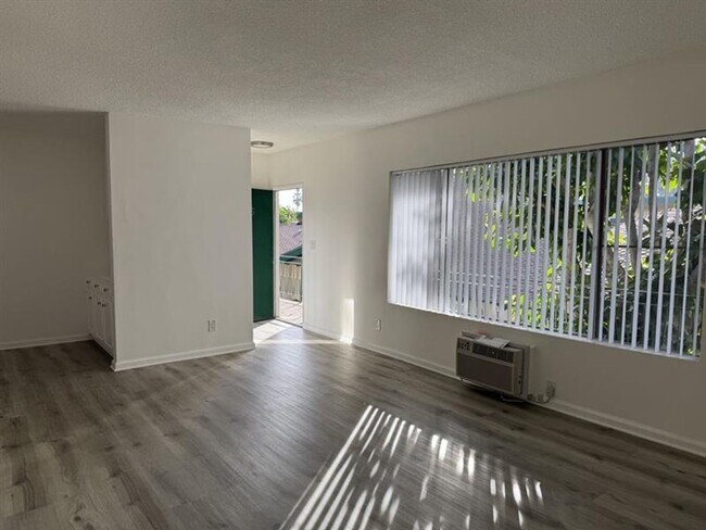 Foto del edificio - 10520 Balboa Blvd