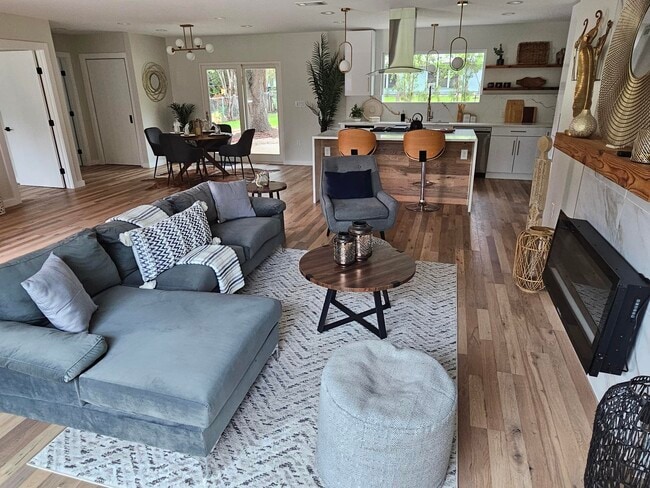 Foto del edificio - 5102 Ravensdale Ln