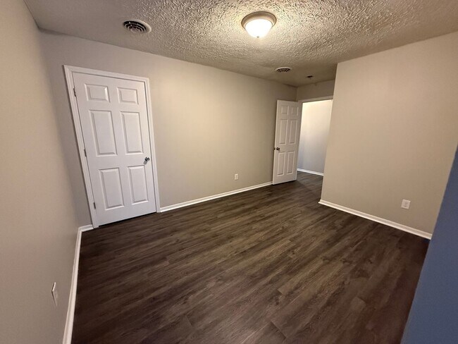 Foto del edificio - Cozy 2 Bedroom Garden Apartment