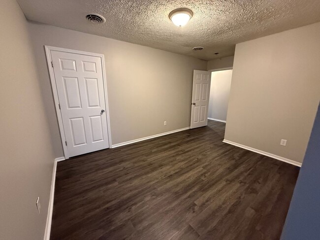 Building Photo - Cozy 2 Bedroom Garden Apartment