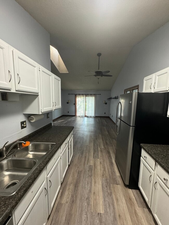 Building Photo - 2115 Plaen View Dr