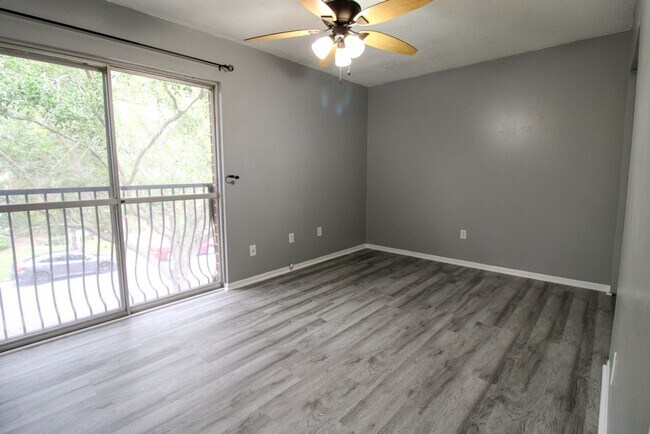 Foto del edificio - Summit House - Walk to UF Health Shands  - Laminate Flooring!