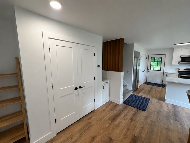 sala de estar/armario - 3794 Timber Ln