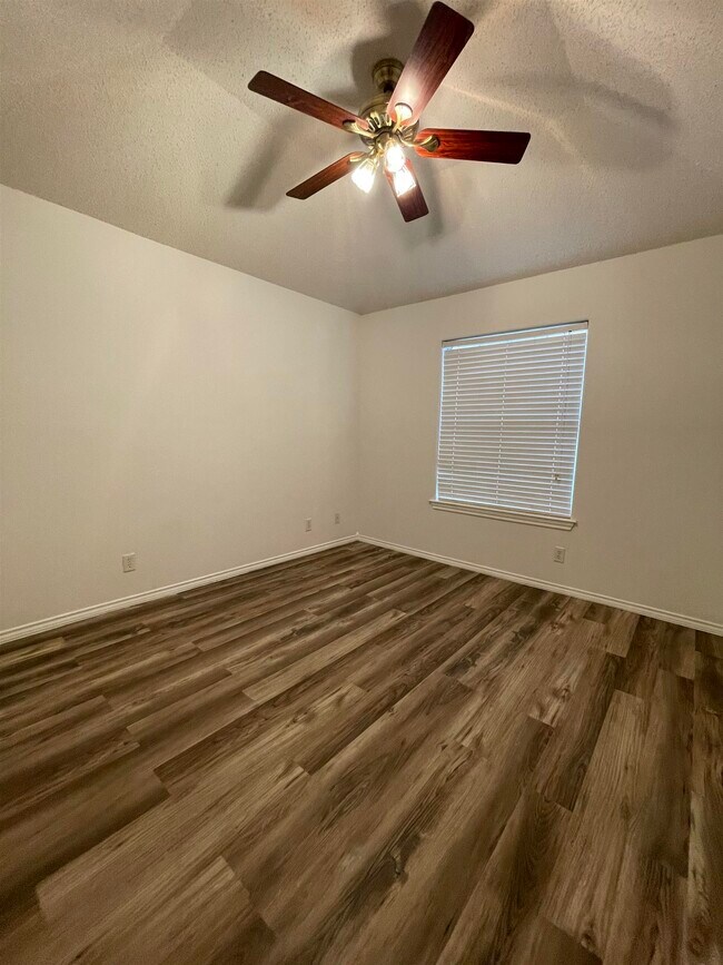 Building Photo - 1502 Summit Dr