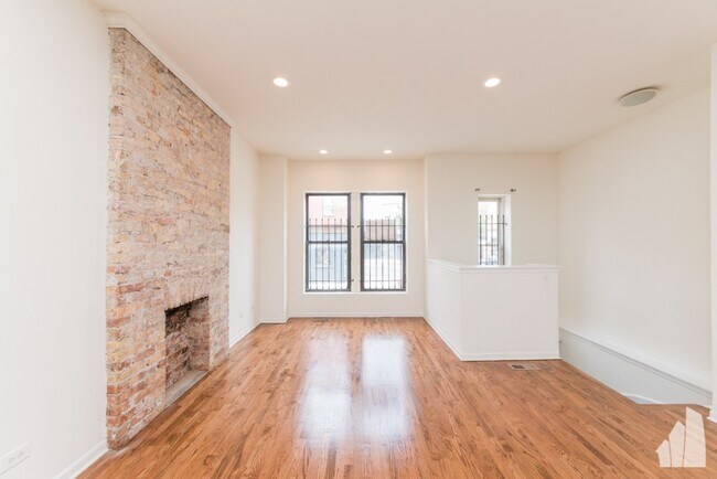 Building Photo - 2833 W Medill Ave