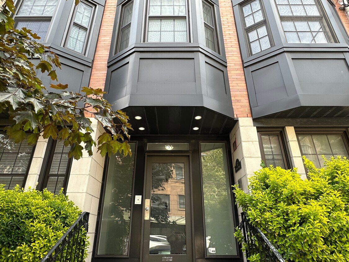Primary Photo - 131 Monroe St