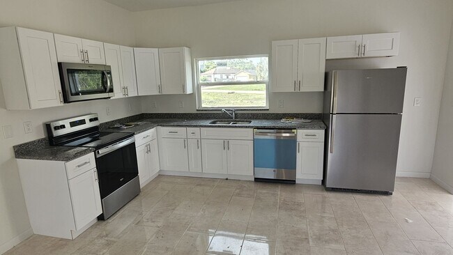 Foto del edificio - BRAND NEW HOME- MOVE IN READY 3 BEDROOM 2 ...