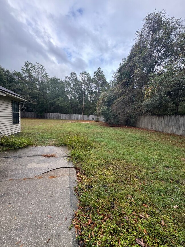 Building Photo - Gorgeous Duplex with a Huge yard!!!