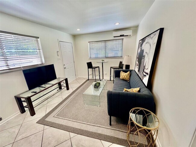 Foto del edificio - 1715 Bluebonnet Ln
