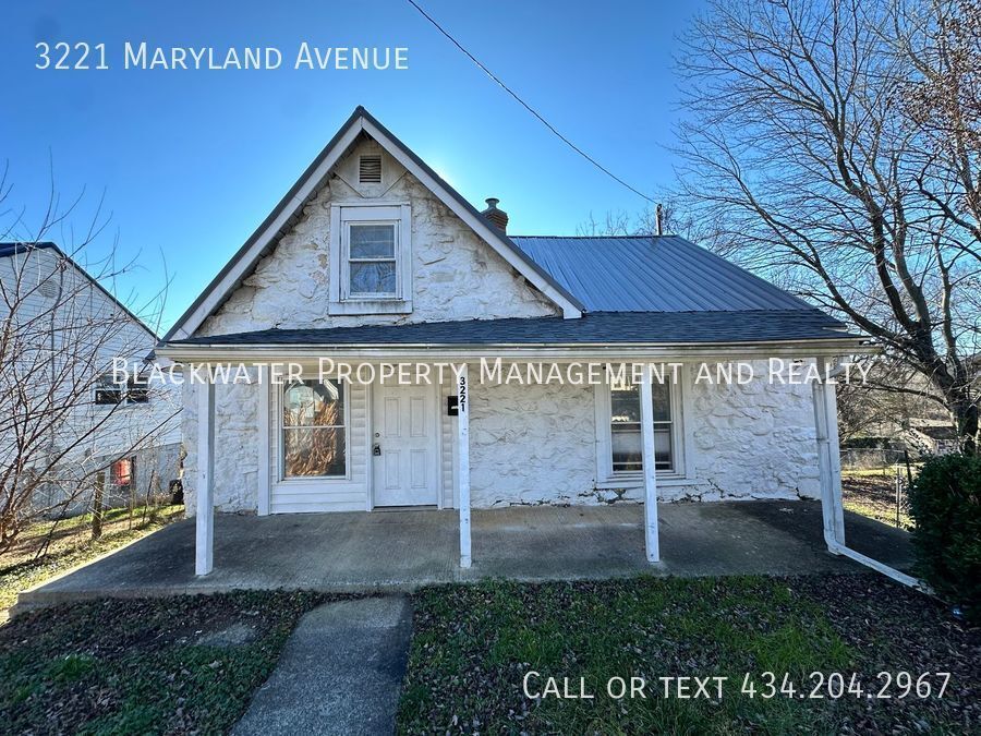 Foto principal - 4 Bedroom Home off Campbell Avenue!