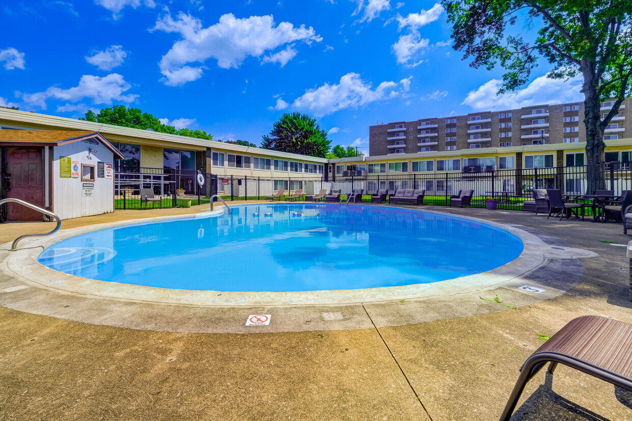 Primary Photo - Executive Towers and Gardens