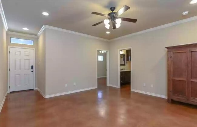 Zona común con suelo de hormigón. - 2912 Old Ironsides Dr