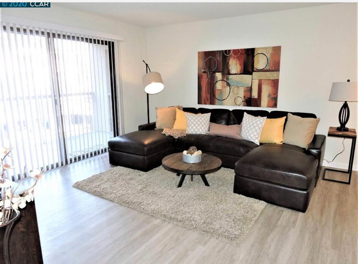 Foto principal - 450 N Civic Dr