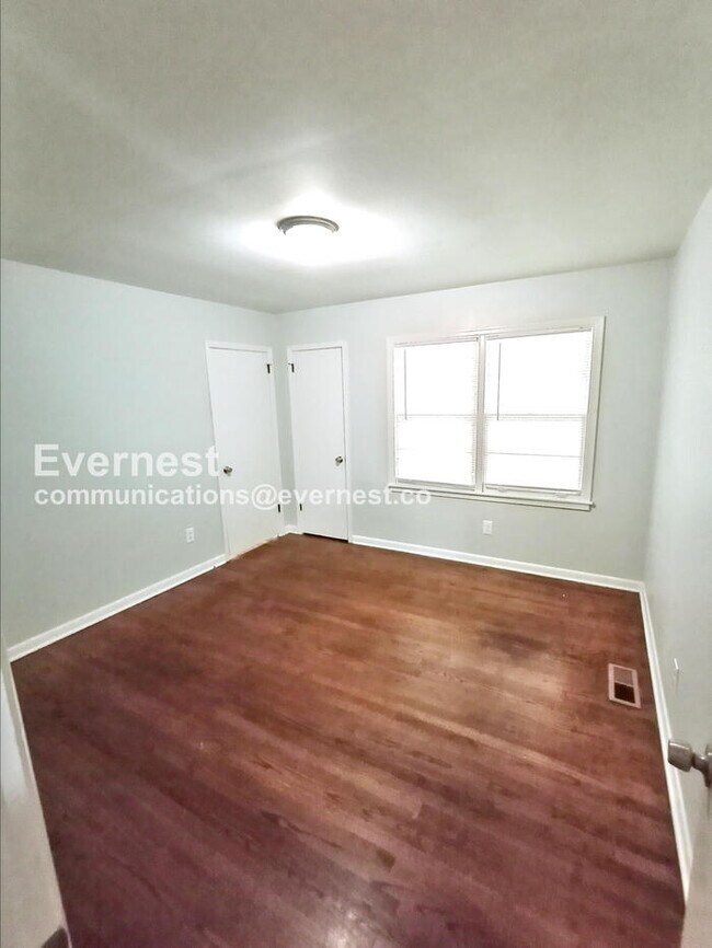 Building Photo - 3 Bed, 1.5 Bath Home with Off-Street Parking / Pet-Friendly / Vouchers Accepted / Coming Soon!