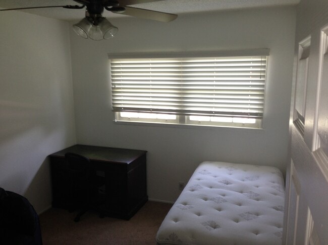 Bedroom 12' x 10' - 508 E Grove Ave