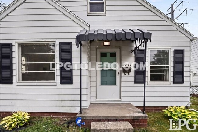 Building Photo - 3540 Bellevue Rd