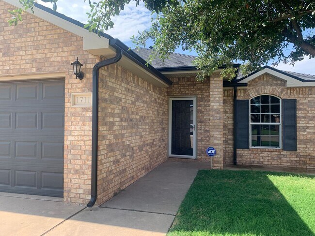Building Photo - Available NOW! 3 Bedroom 2 bath 2 car garage in Fox Ridge!