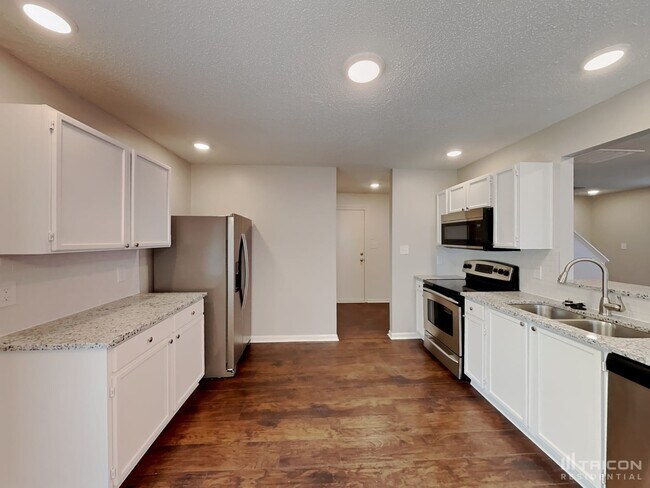 Foto del edificio - 11350 Northwoods Forest Dr