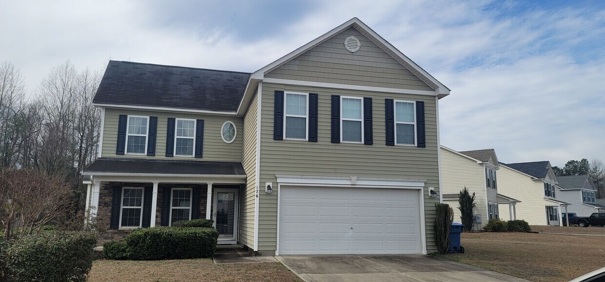 Foto principal - New Listing! Amazing 3 Bedroom, 2.5 Bath H...