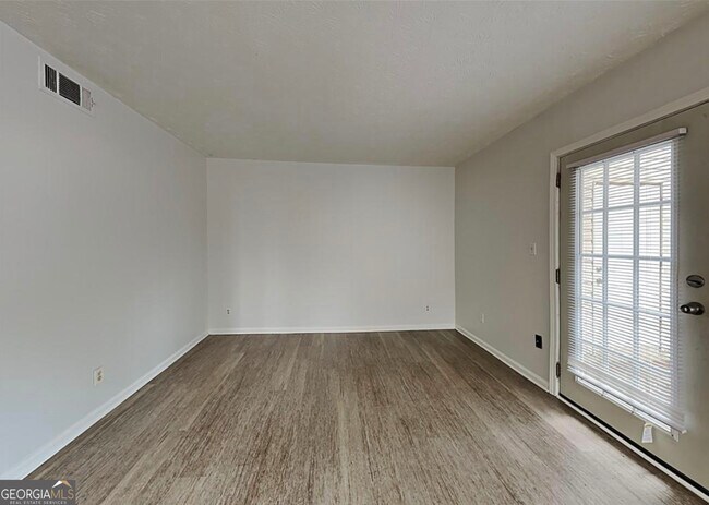 Foto del edificio - 8577 Parkside Dr