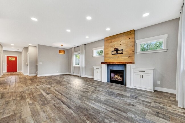 Foto del edificio - Exquisite 1941 N Portland Home! 3 bedrooms, 2.5 bath! Fenced Yard, Gas fireplace, Landscaping & O...