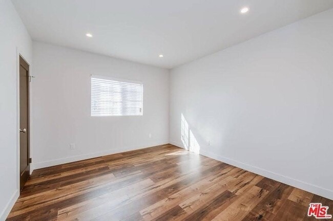 Foto del edificio - 5261 San Vicente Blvd