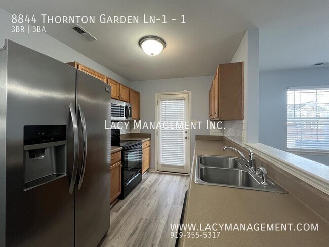 Foto del edificio - Looking for a Modern Townhome with Car Gar...