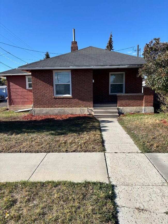 Building Photo - 411 Opal St