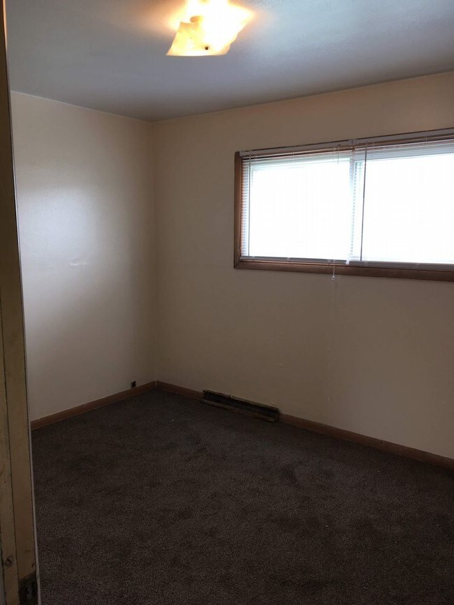 Foto del edificio - 9402 W. Sheridan Avenue - 2 Bedroom Upper