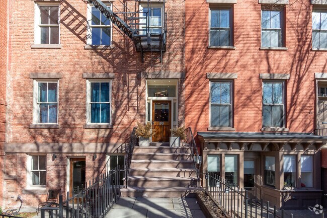 Entrance - 86 Essex St