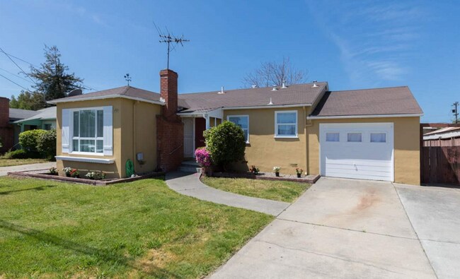 Building Photo - Spacious 3 Bedroom House with Bonus Family...