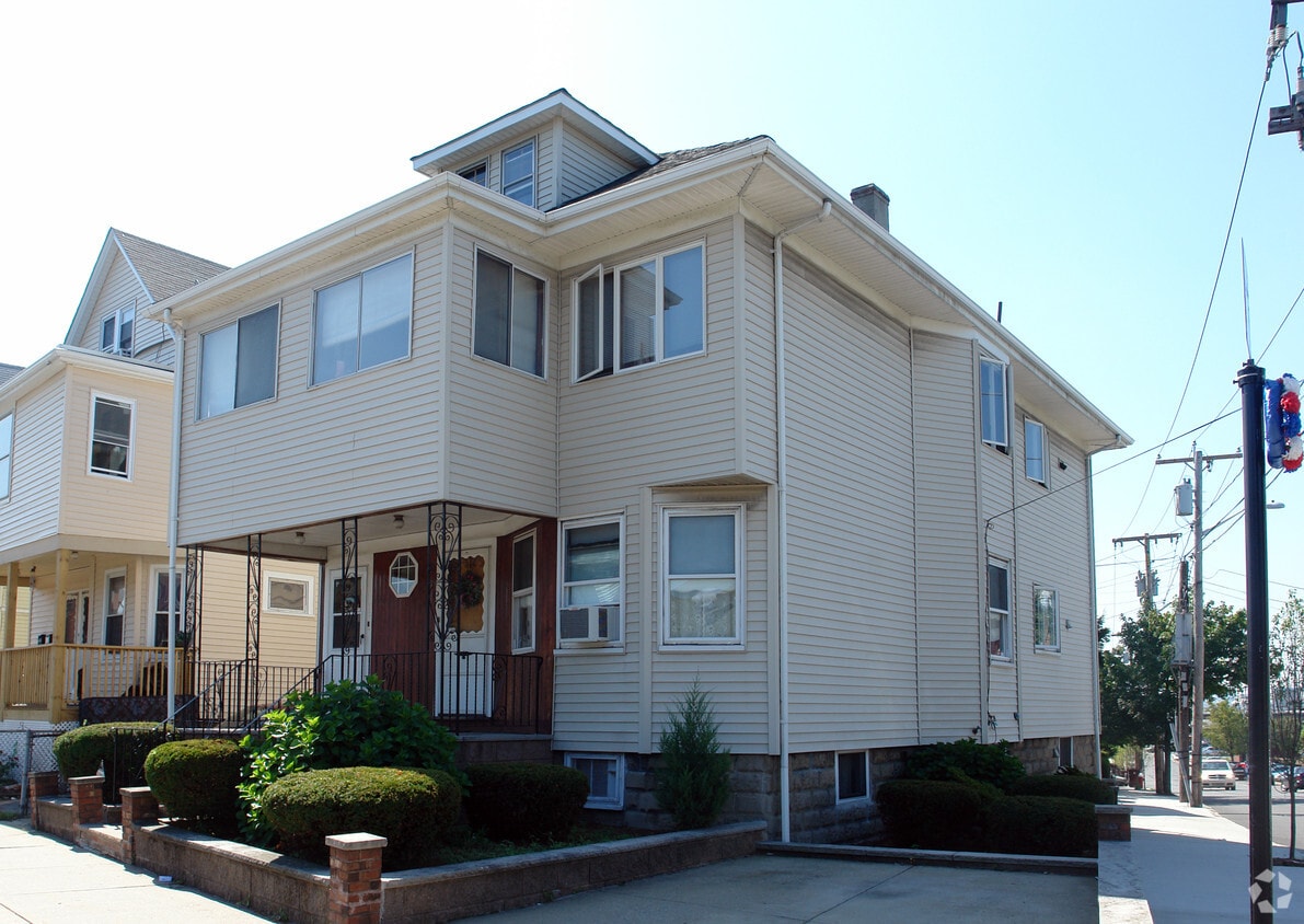 Building Photo - 99 Chelsea St