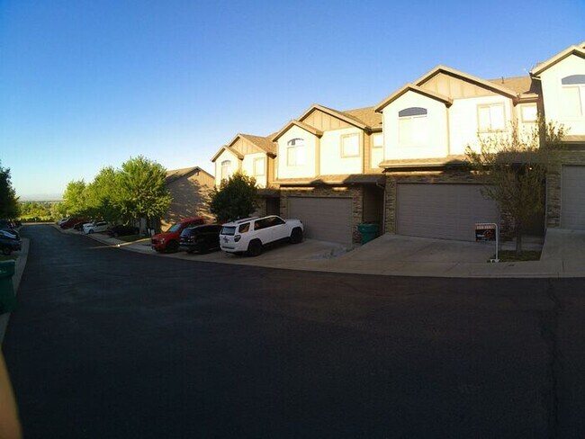 Foto del edificio - 3 bdrm 2 1/2 bth TownHome 2 Car Garage-Dog...
