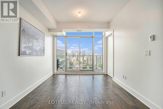 Building Photo - 255 Bay St