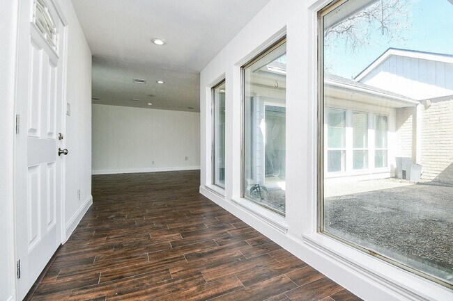 Foto del edificio - 2203 Briarview Dr