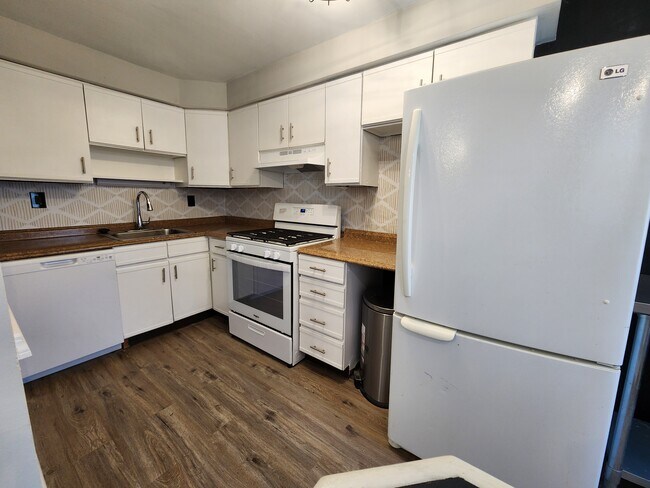 Building Photo - 823 Crescent Dr