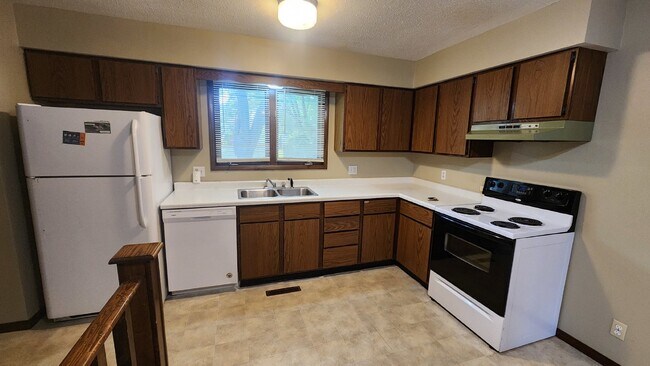 Building Photo - 2 Bedroom, 1 Bathroom Duplex with Family R...