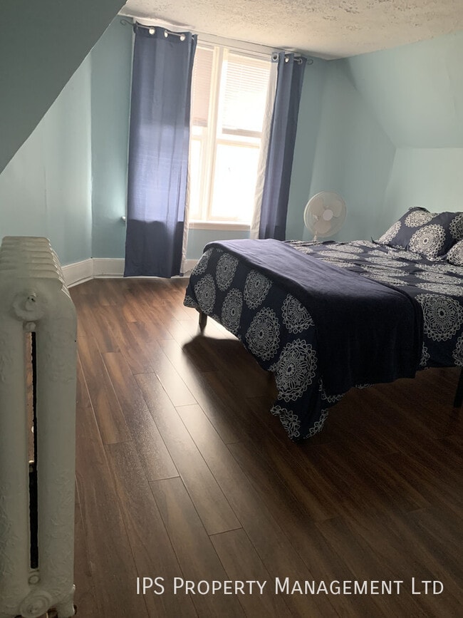 Building Photo - Mansion Like Home - 6 Bed | 1.5 Bath  - $4000