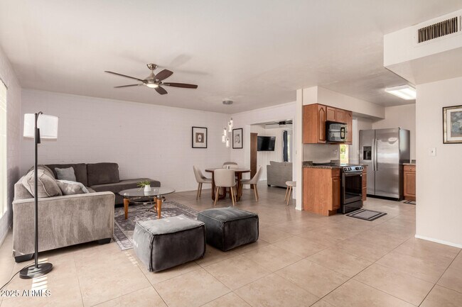 Foto del edificio - 10824 W Crosby Dr