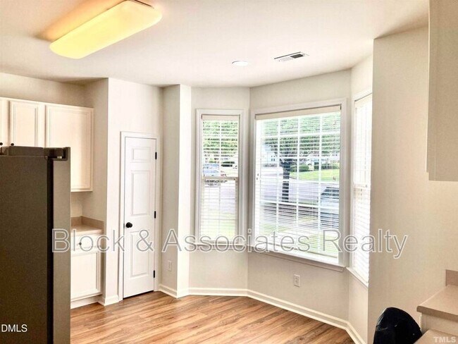 Building Photo - 803 Knightsborough Way