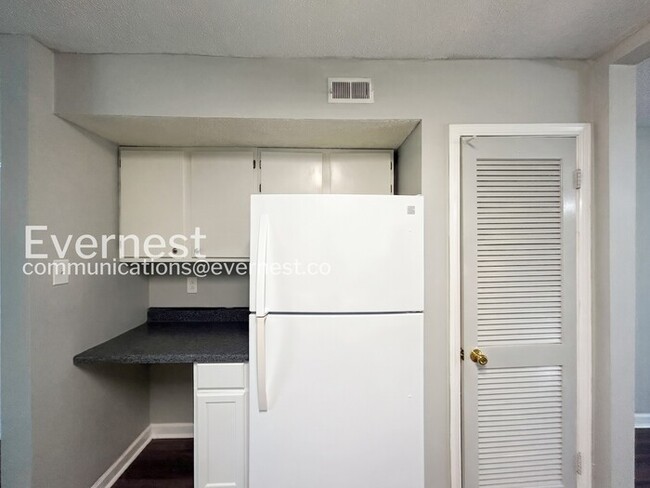 Photo - 4 Bed / 2 Bath Modern Home / Pet-Friendly / Available Now!