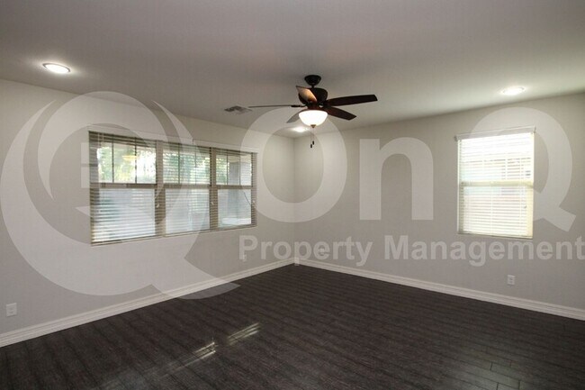 Foto del edificio - 1201 E Binner Dr