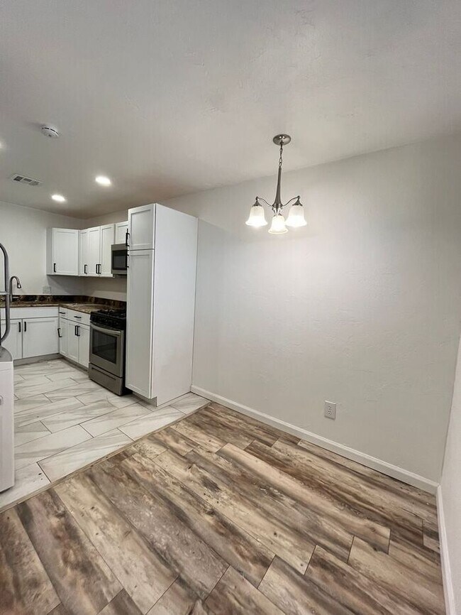 Foto del edificio - Large 1 Bed 1 Bath Apt in Aurora Add NW OKC