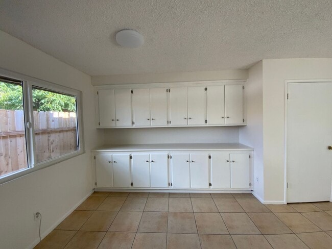 Building Photo - 3bd/2ba Duplex! - Hemet, CA