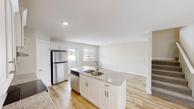 Building Photo - 9436 D-94113 113 Ave