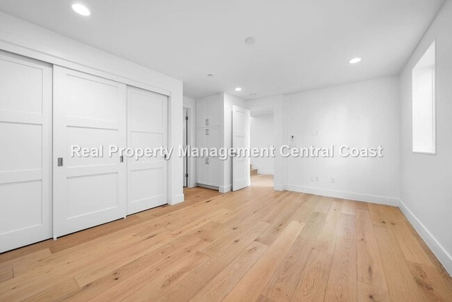 Building Photo - AVAILABLE OCTOBER  - Stunning Townhome in ...